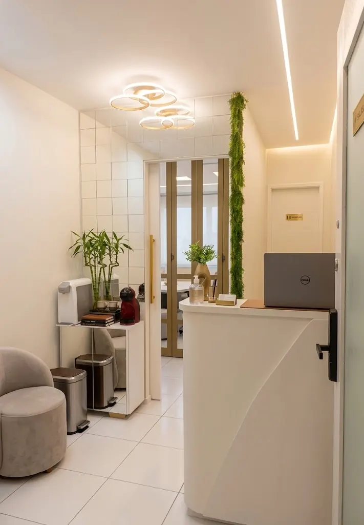 Recepção da Gi Smile Odonto com poltronas e iluminação aconchegante
